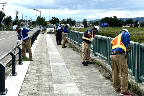 池田大橋の清掃を行いました